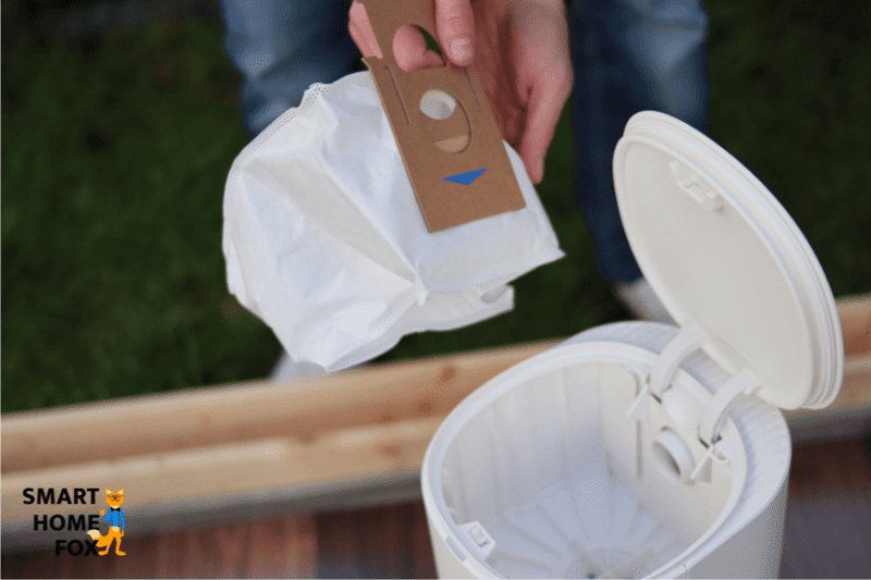 Ein Staubbeutel wird in der Absaugstation ausgetauscht